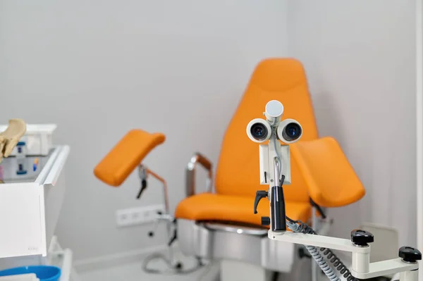 现代产前诊所的妇科椅子和检查设备 有选择地注重专业阴道镜检查工具 — 图库照片