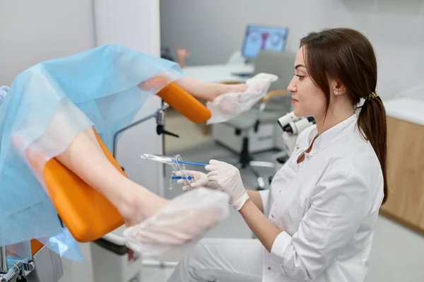 Ginecóloga Mujer Tomando Muestra Biomaterial Del Tracto Urogenital Paciente Para —  Fotos de Stock