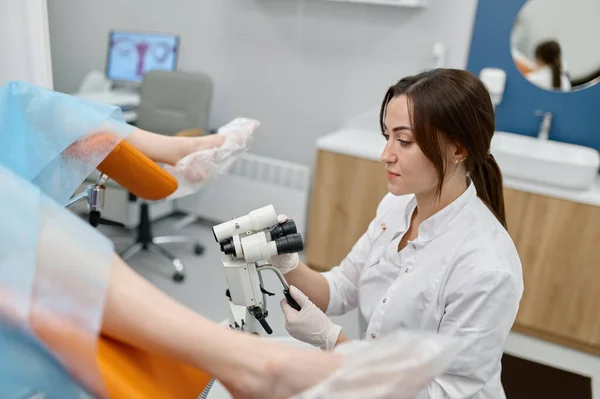 Joven Médico Haciendo Examen Ginecológico Paciente Mujer Silla Con Microscopio — Foto de Stock