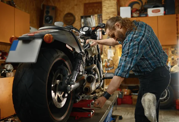 Mecánico Motos Trabajando Con Destornillador Reparación Motocicletas Garaje Guapo Motociclista —  Fotos de Stock