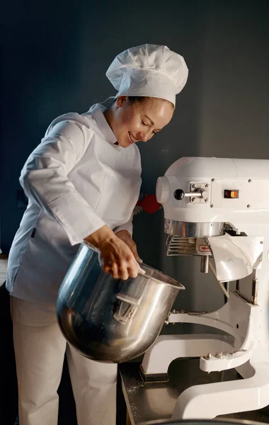 Žena Pekař Nosí Uniformu Pracuje Profesionální Kuchyni Velkým Těsto Mixér — Stock fotografie