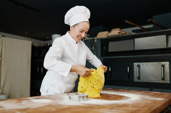 幸せな笑顔の女性パン屋の肖像木のテーブルの上にナイフで生地の一部をカット小麦粉を振りかけた ペストリーコンセプトを調理するためのステップバイステップのレシピ — ストック写真