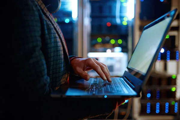 기술자는 노트북 컴퓨터를 사용하여 바이탈을 어두운 네트워크 룸에서 일하는 에이전트 — 스톡 사진
