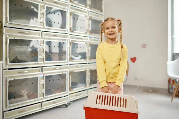 Retrato Criança Sorridente Feliz Segurando Suporte Gato Plástico Sobre Interior — Fotografia de Stock