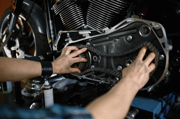 ガレージの工房で働いてるオートバイのエンジンを修理する機械工 彼の鉄の馬を修理する勇敢な男性バイカー クローズアップビュー — ストック写真