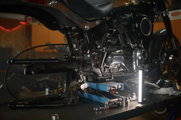 バイカーガレージワークショップでテーブルの上にオートバイを分解 メンテナンスや修理のためのオートバイのガレージサービス — ストック写真
