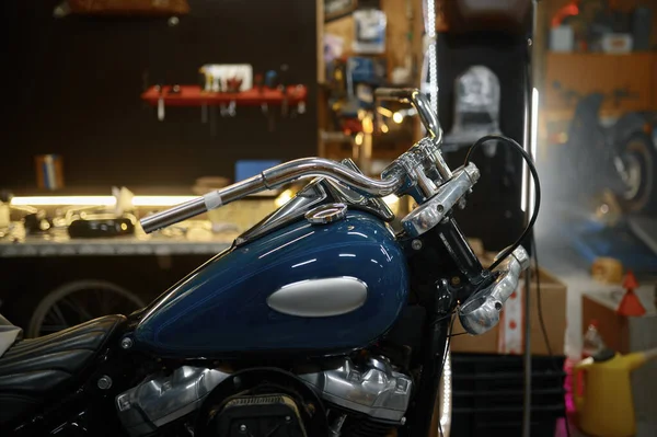 ガレージのワークショップで洗練され 改装されたバイカーバイク ハンドルを視野に入れたクローズアップショット — ストック写真