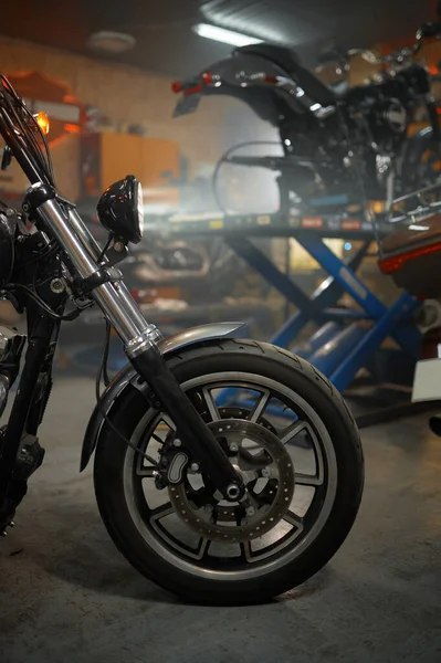 修理やガレージショップで新しいオートバイの範囲 オートバイのインストールワークショップ 販売の準備ができているモーターレース輸送 — ストック写真