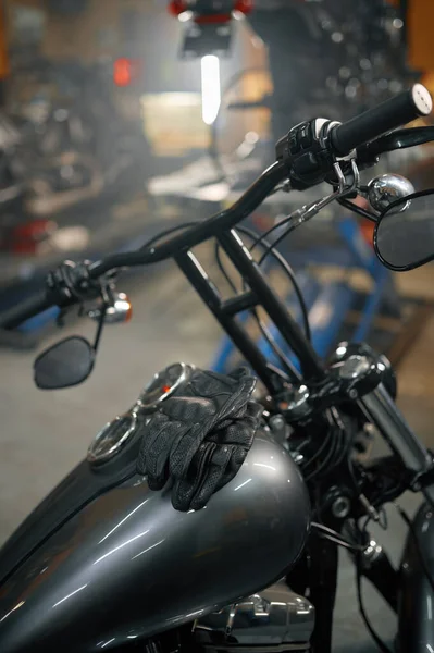 オートバイのガレージの概念 オートバイのガスタンクの革のバイカーの手袋の詳細ビューを閉じます — ストック写真