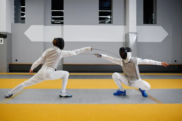 Duelo Esgrimistas Durante Partido Esgrima Clase Entrenamiento Dos Espadachines Concepto — Foto de Stock