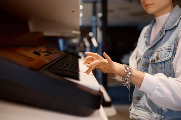 Jonge Hipster Speelt Eclectisch Piano Keyboard Muziekwinkel Selectieve Focus Vrouw — Stockfoto