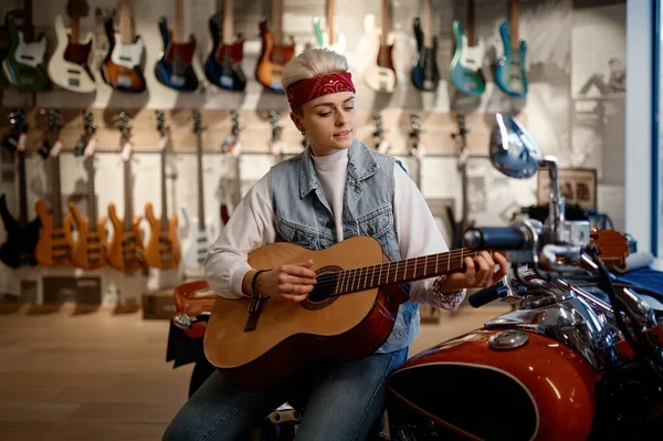 Jonge Vrouwelijke Rocker Die Gitaar Speelt Muziekwinkel Zittend Motor Creatieve — Stockfoto