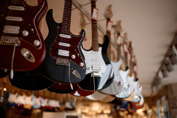 Selektiver Fokus Auf Gitarren Rack Modernem Musik Showroom Saitenmusikinstrument Hängt — Stockfoto