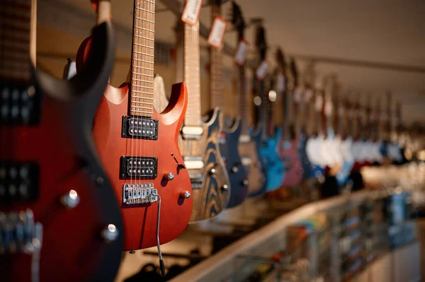 Las Guitarras Eléctricas Rack Una Fila Showroom Musical Moderno Instrumento —  Fotos de Stock