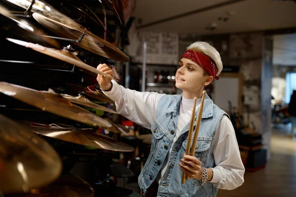 Jovem Mulher Escolhendo Placa Tambor Loja Instrumentos Música Vista Lateral — Fotografia de Stock