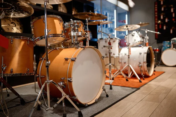 Drumstel Display Bij Processie Percussie Muziekinstrumenten Winkel Moderne Muziekmarkt Assortiment — Stockfoto