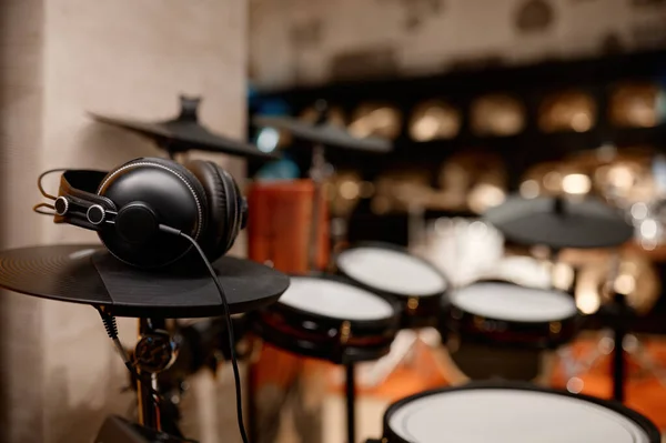 ヘッドフォン付きの電子ドラムセット 打楽器ショップやアートミュージックスタジオの背景 — ストック写真