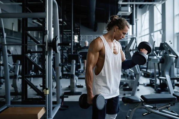Młody Sportowiec Trening Bicepsami Ciężkimi Hantlami Robi Łydki Podnieść Ćwiczenia — Zdjęcie stockowe