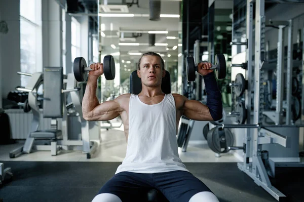 Sterke Gezonde Bodybuilder Doet Fitnesstraining Met Zware Halters Persbank Voor — Stockfoto