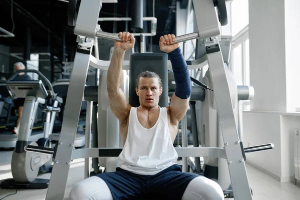 Esportista Masculino Enérgico Trabalhando Braços Bombeando Músculos Aparelho Treinamento Ginásio — Fotografia de Stock