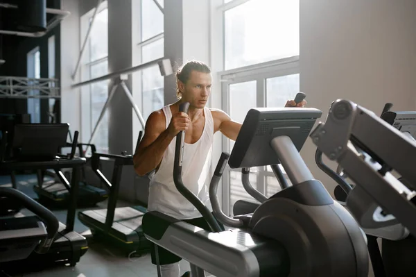 Sweaty Sportsman Doing Cardio Exercise Orbitrack Training Apparatus Bodybuilder Exercising — Stock Photo, Image