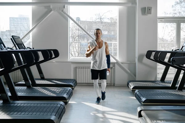 Muscular Male Bodybuilder Having Break Cardio Confident Man Athlete Treadmills — Stock Photo, Image