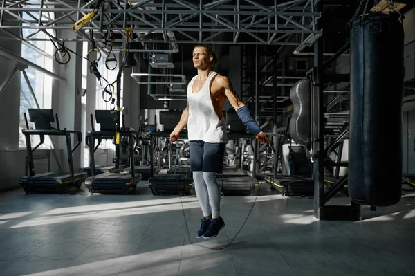 Homem Jovem Musculoso Fazendo Treinamento Ativo Com Corda Salto Atlético — Fotografia de Stock