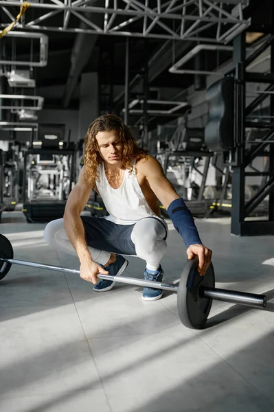 若いスポーツマンは スポーツジムでバーベルと重い重量計画トレーニングを持ち上げる準備 — ストック写真