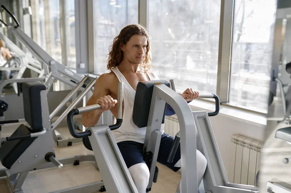 체육관에서 열심히 훈련하는 선수의 초상화 앞으로 밀면서 긴장을 느끼는 보디빌더 — 스톡 사진