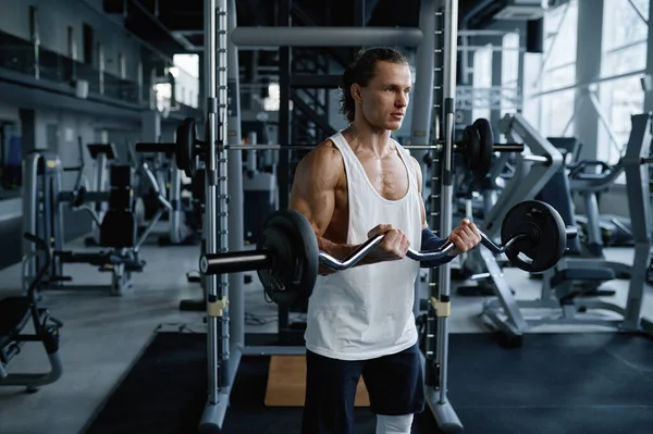 Homem Forte Atleta Músculos Treinamento Com Barra Durante Treino Físico — Fotografia de Stock