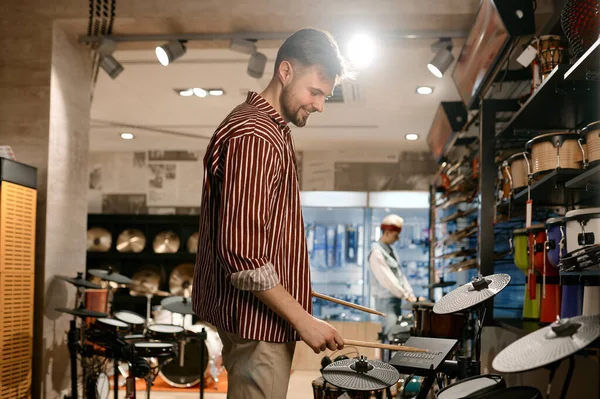 Hombre Joven Comprador Elegir Batería Tienda Música Moderna Montón Instrumentos — Foto de Stock
