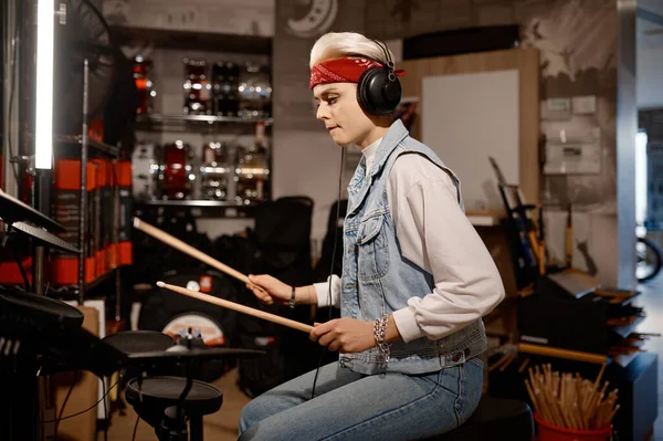 Jonge Hippe Vrouw Muzikant Met Een Koptelefoon Die Elektronische Trommels — Stockfoto