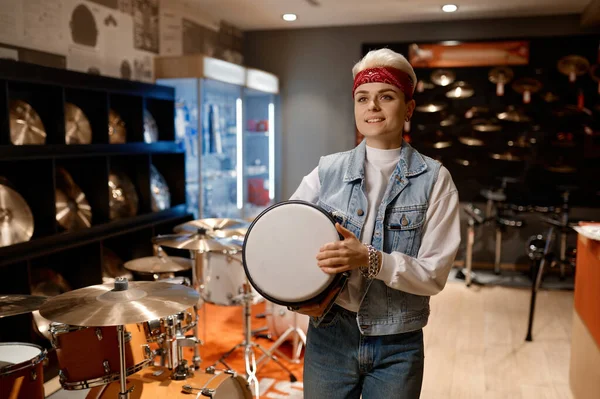 Young Hipster Woman Choosing Drum Unit Musical Shop Store Feeling — Stock Photo, Image