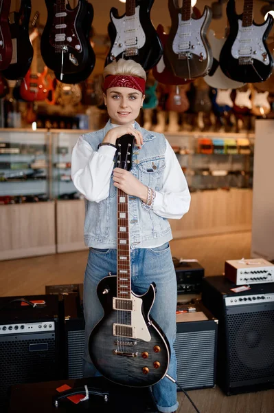 Portré Fiatal Hipster Női Zenész Elektromos Gitár Mosoly Arcon Nézi — Stock Fotó