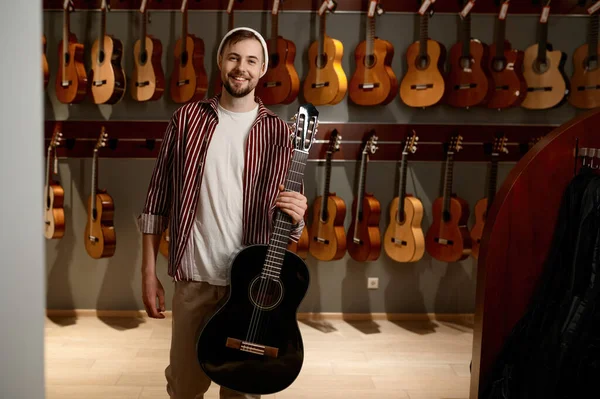 Satisfait Musicien Homme Heureux Choisir Une Nouvelle Guitare Acoustique Pour — Photo