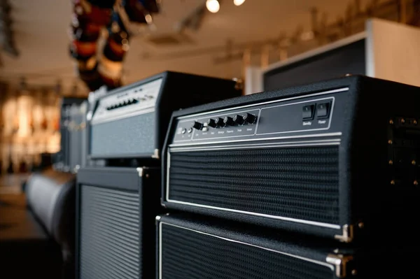 Audio Sound Amplifier Equipment Assortment Music Shop Showcase Musical Instrument — Stock Photo, Image