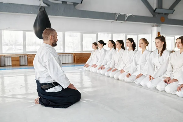 Aikido Meester Zit Vloer Voor Rij Van Jonge Vrouwelijke Studenten — Stockfoto