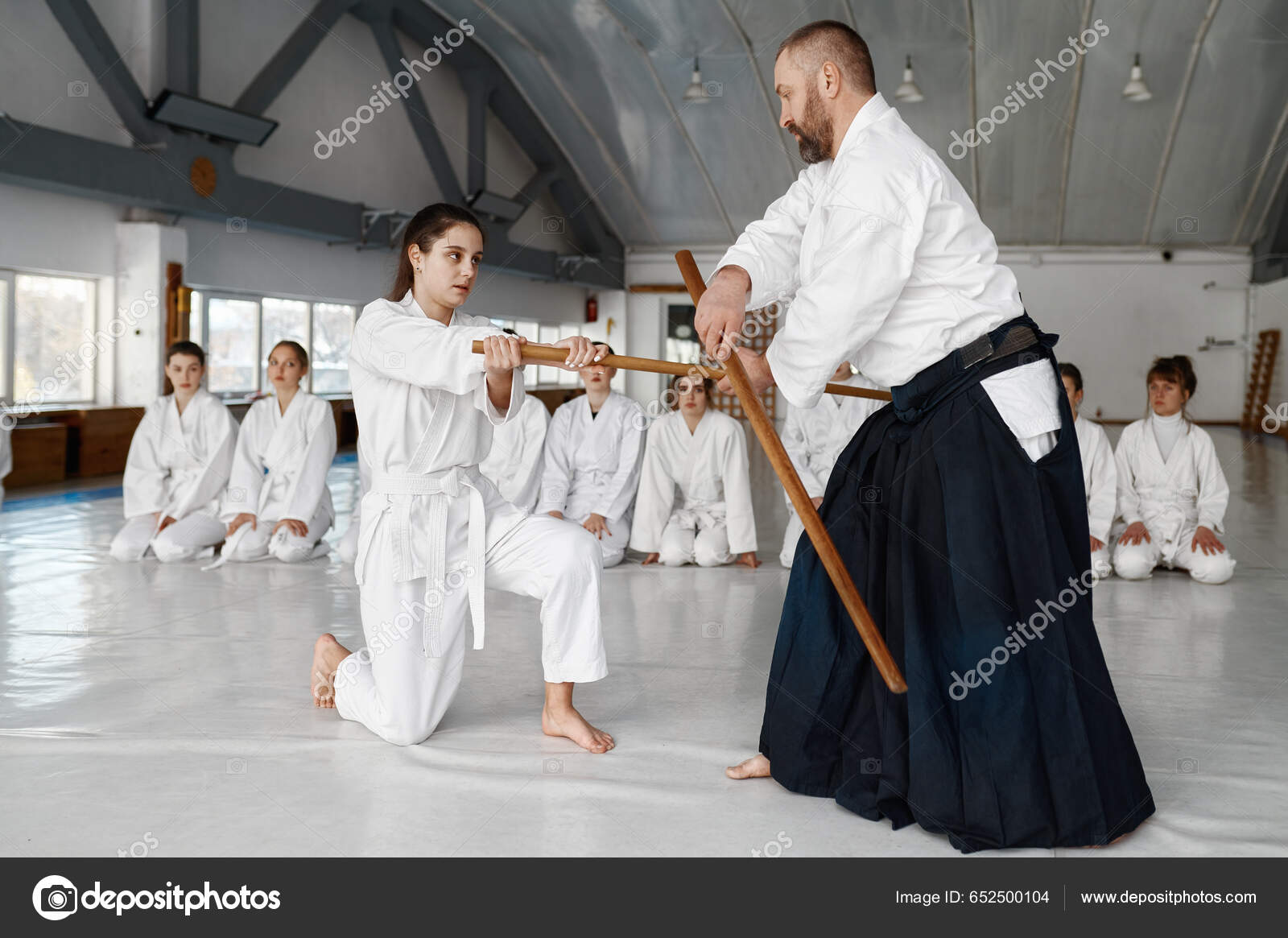 Menina E Mestre Aikido Lutando Com Espada De Madeira Durante a