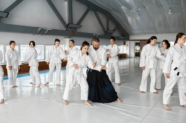 Aikido Master Toont Bescherming Aanvalstechniek Aan Vrouwelijke Studenten Tijdens Groepslessen — Stockfoto