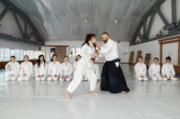 Aikido Instructeur Onderwijs Tiener Vechters Tijdens Groepstraining Sportschool Martial Arts — Stockfoto