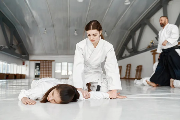 Tini Lányok Gyakorló Hatékony Önvédelmi Csipeszes Technika Amelynek Aikido Osztály — Stock Fotó