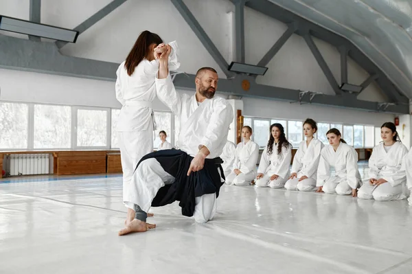 Master Voor Bereiden Meisjes Team Voor Sport Wedstrijd Beoefenen Aikido — Stockfoto