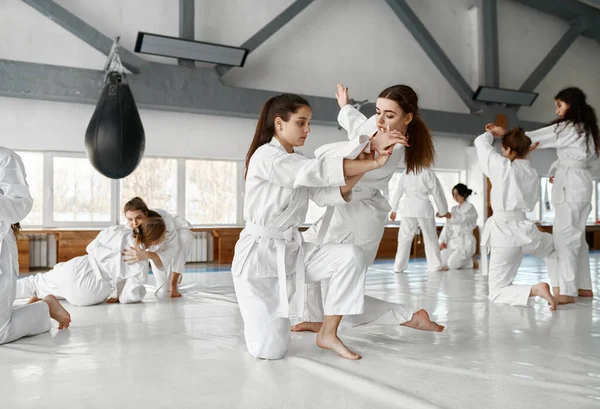 Genç Kızlar Dövüş Sanatları Okulunda Aikido Eğitiminde Kavga Ediyorlar Sağlıklı — Stok fotoğraf