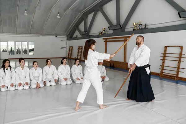 Menina Aikido Mestre Lutando Com Bokken Espada Madeira Durante Aula — Fotografia de Stock