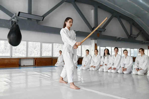 Junges Mädchen Kämpft Mit Holzschwert Beim Aikido Training Der Kampfsportschule — Stockfoto