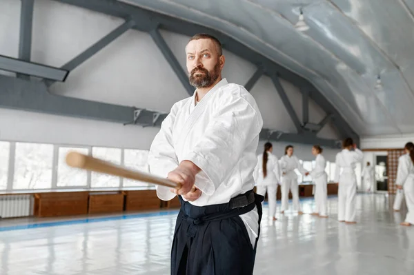 Maestro Sensei Aikido Con Espada Madera Entrenamiento Grupo Aprendiendo Lucha —  Fotos de Stock
