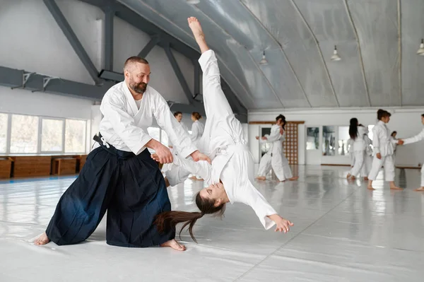 Aikido Lehrerin Und Jugendliche Studentin Trainiert Das Werfen Und Fallen — Stockfoto