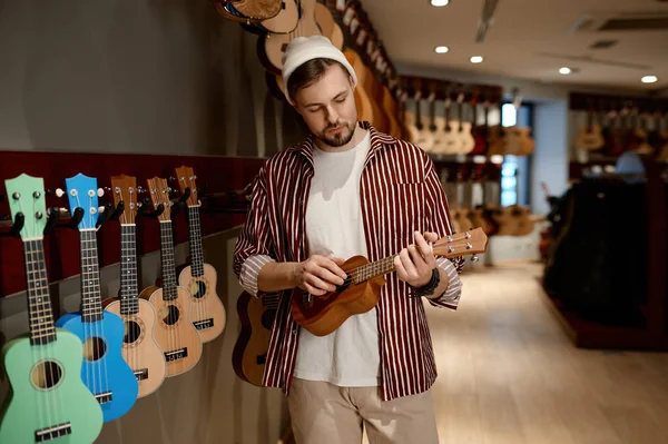 Fiatal Hipszter Férfi Zenész Ukulele Gitárt Vásárol Hangszerboltban Hobbi Üzleti — Stock Fotó