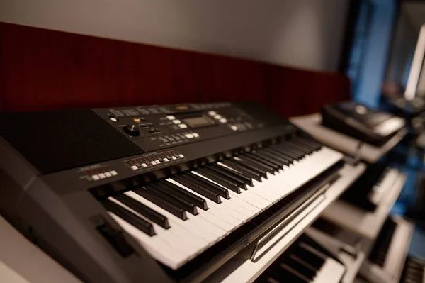 在音乐商店的展示会上 将注意力集中在新型电合成器的键盘上 艺术店里的钢琴 — 图库照片