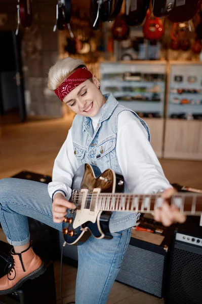ステレオサウンドアンプに接続されたギターを演奏ヒップスター女性は満足感と音の賞賛 — ストック写真